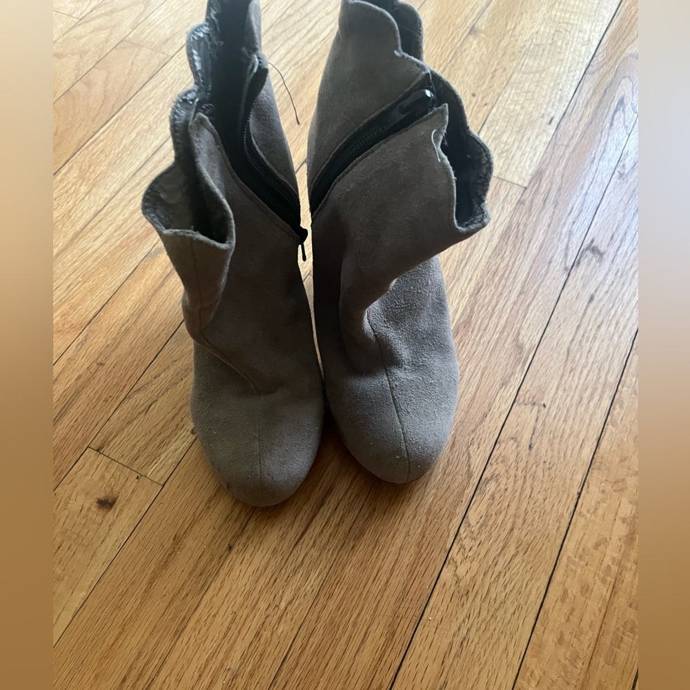 Stylish Gray Women's Boots